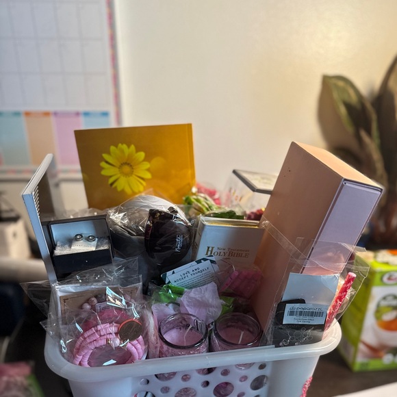 PREORDER YOUR CANCER AWARENESS BASKETS NOW-Gift Basket for A beautiful person🎀🎗️ - Picture 2 of 3